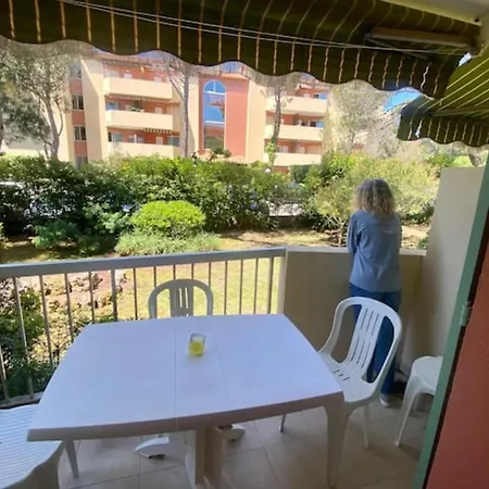 Air-conditioned With Balcony In St-raphael Lägenhet